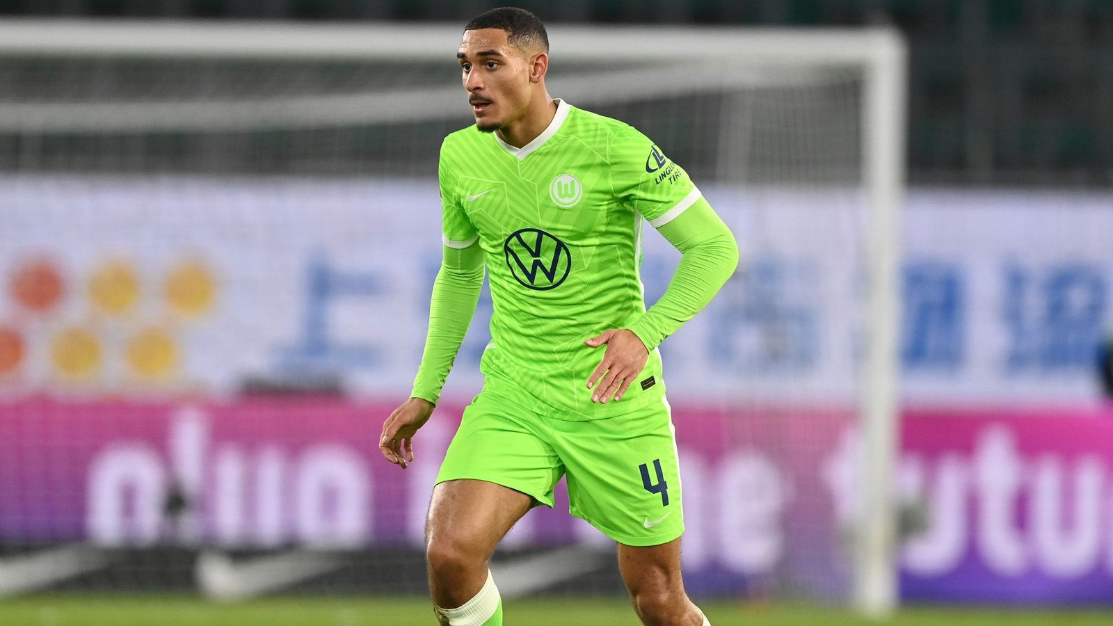 
                <strong>Maxence Lacroix (VfL Wolfsburg)</strong><br>
                Nach einer tollen Saison 2020/21 läuft es in der aktuellen Spielzeit nicht ganz so rund für Maxence Lacroix. Dennoch gilt der Wolfsburger als einer der begehrtesten Abwehrspieler der Bundesliga. Dass die Bayern beim 21-Jährigen zuschlagen, ist aber unrealistisch. Die kolportierte Ausstiegsklausel über 40 Millionen Euro ist einfach zu hoch. Vor allem, da es aktuell doch stärkere Kandidaten zum Nulltarif gibt.
              