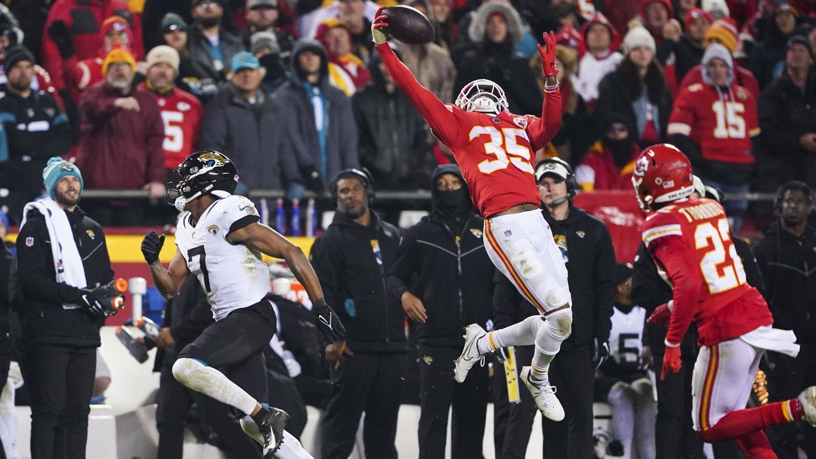 
                <strong>3. Platz: Kansas City Chiefs</strong><br>
                Ja, die Kansas City Chiefs stehen zum fünften Mal in Folge im AFC Championship Game und haben wieder den Heimvorteil. Und ja, eine der besten Offenses um den vielleicht besten Quarterback derzeit steht dort zu Recht. Aber der Sieg in der Divisional Round gegen die Jacksonville Jaguars hat einige Fragen ob der Stärke der Chiefs aufgebracht. Allen voran, ob Patrick Mahomes überhaupt wird spielen können. Gegen die Jaguars zog er sich einen High Ankle Sprain zu. Nichtsdestotrotz gelangen ihm 195 Yards und zwei Touchdowns. Aber auch, wenn er nach dem Spiel hoffnungsvolle Worte an die Fans richtete, ist bei einem Einsatz mit einem zumindest angeschlagenen Mahomes zu rechnen.
              