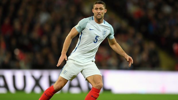 
                <strong>Gary Cahill (England)</strong><br>
                Mit Gareth Southgate kamen neuer Wind und Ideen zur englischen Nationalmannschaft. Kurz vor der WM 2018 plant der Coach offenbar eine Verjüngung der Abwehr - zum Leidwesen von Chelseas Gary Cahill. Die langjährige Stammkraft der "Three Lions" fehlt für die anstehenden Länderspiele erstmals seit 2013 im englischen Kader. Schon im November 2017 saß der 32-Jährige in den Testspielen gegen Deutschland und Brasilien jeweils 90 Minuten auf der Bank. Die deutlich jüngeren Harry Maguire (Leicester), Joe Gomez (Liverpool) und John Stones (Manchester City) erhielten eine Chance - und nutzten sie offensichtlich. Während dieses Trio erneut nominiert wurde, fehlt Cahill im Aufgebot. Verzichtet Southgate nun auch in Russland auf Cahill?
              