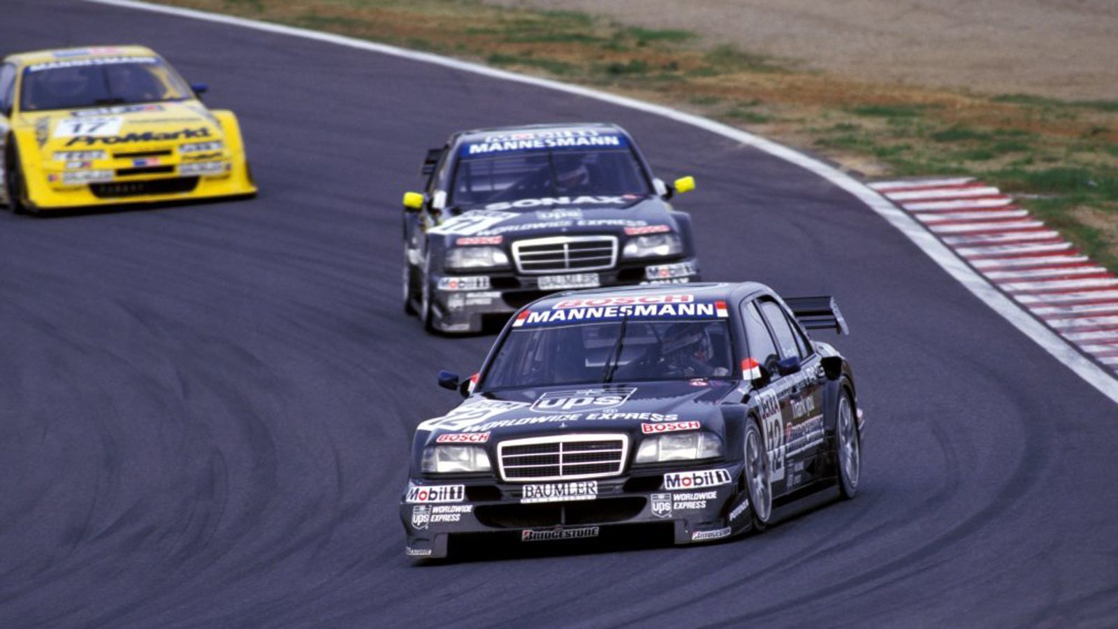 
                <strong>Aguri Suzuki (1996)</strong><br>
                1996 in Suzuka belegte der Japaner im ersten Rennen den elften Platz. Ein Jahr zuvor beendete Suzuki nach acht Jahren und 65 Starts seine Karriere in der Formel 1.
              