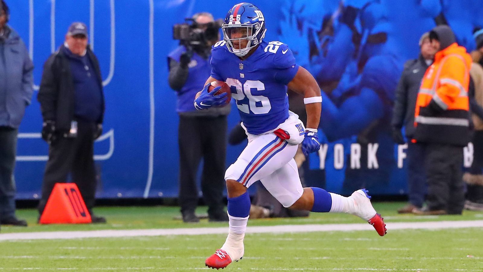 
                <strong>Pick 2: Saquon Barkley (Running Back, New York Giants)</strong><br>
                Eine alte Faustregel besagt, man solle keinen hohen Pick für einen Running Back aufwenden. Die Giants machten eine Ausnahme - und lagen damit richtig. Barkley kam auf 1307 Rushing- und 721 Receiving-Yards, gelangte 15 Mal in die Endzone und leistete sich keinen einzigen Fumble. Daher wurde er zum Offensive Rookie of the Year ernannt. ran-Note: 1
              