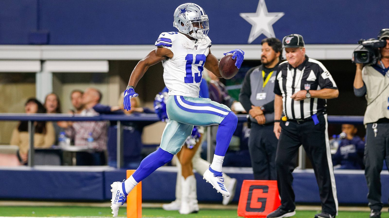 
                <strong>Wide Receiver: Michael Gallup (Dallas Cowboys) </strong><br>
                Auch bei den Wide Receivern stach ein Spieler von der Dallas Cowboys heraus: Michael Gallup. Der Wide Receiver hatte großen Anteil am 47:16-Erfolg gegen die Washington Redskins. Der 23-Jährige überragte gegen die Mannschaft aus der US-amerikanischen Hauptstadt mit fünf empfangenen Pässen für 98 Yards und drei Touchdowns.Gesamtpunktzahl: 27
              
