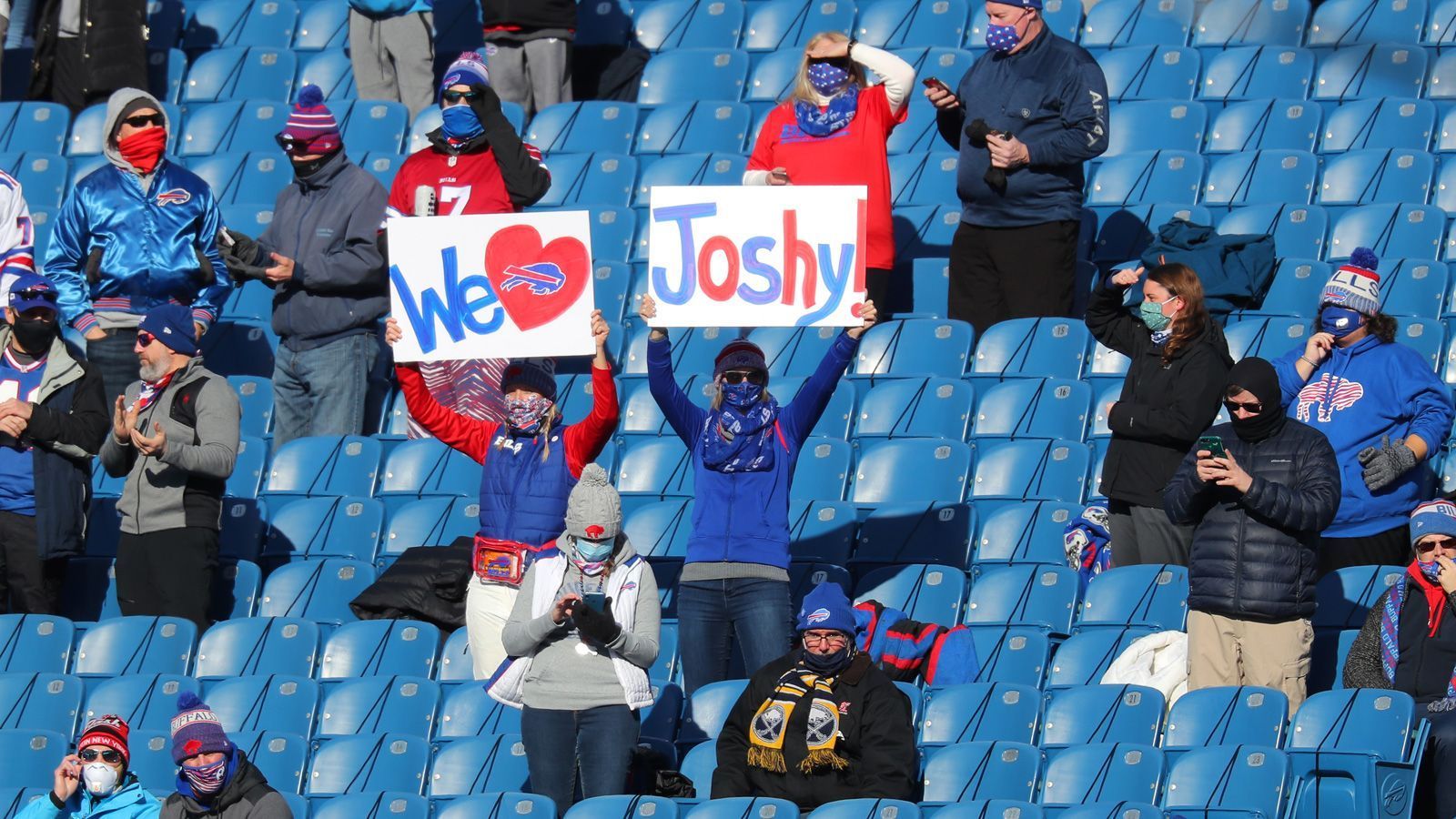 
                <strong>Gewinner: Bills Mafia</strong><br>
                Erstmals seit 1994 stehen die Buffalo Bills im Conference Final. Für die Fans der Bills, die als besonders leidenschaftlich und ein wenig verrückt gelten, geht der Traum also weiter. Immerhin knapp 7.000 Fans durften zuletzt im Stadion anwesend sein, trotz Pandemie ist also zumindest für etwas Stimmung gesorgt. Außerdem bewies die Bills-Mafia Klasse, als sie einen Spendenaufruf für die von Lamar Jackson favorisierte Wohltätigkeitsaktion "Blessings in a Backpack" startete und Geld sammelte. So hatte die Niederlage für Jackson, der auch noch eine Gehirnerschütterung erlitt, zumindest noch eine positive Note.
              