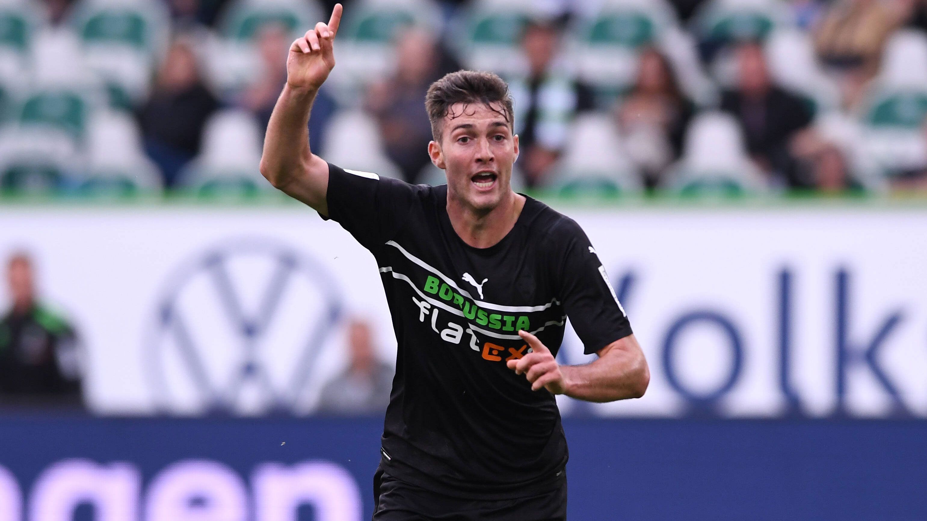 
                <strong>Joe Scally (Borussia Mönchengladbach)</strong><br>
                Ein weiterer Profiteur des dicht gefüllten Gladbacher Lazaretts ist ebenfalls 18 Jahre jung und auf der defensiven Außenbahn beheimatet: Joe Scally. Der US-Amerikaner, jüngst zum ersten Mal für die Nationalmannschaft nominiert, avancierte innerhalb weniger Partien zum verlässlichen und flexibel einsetzbaren Dauerbrenner. Der gelernte Rechtsverteidiger stand bislang in allen elf Ligaspielen auf dem Rasen und steuerte zwei Scorerpunkte bei. "Er ist bislang der Gewinner der Saison bei uns", so Sportdirektor Max Eberl vor einigen Wochen.
              