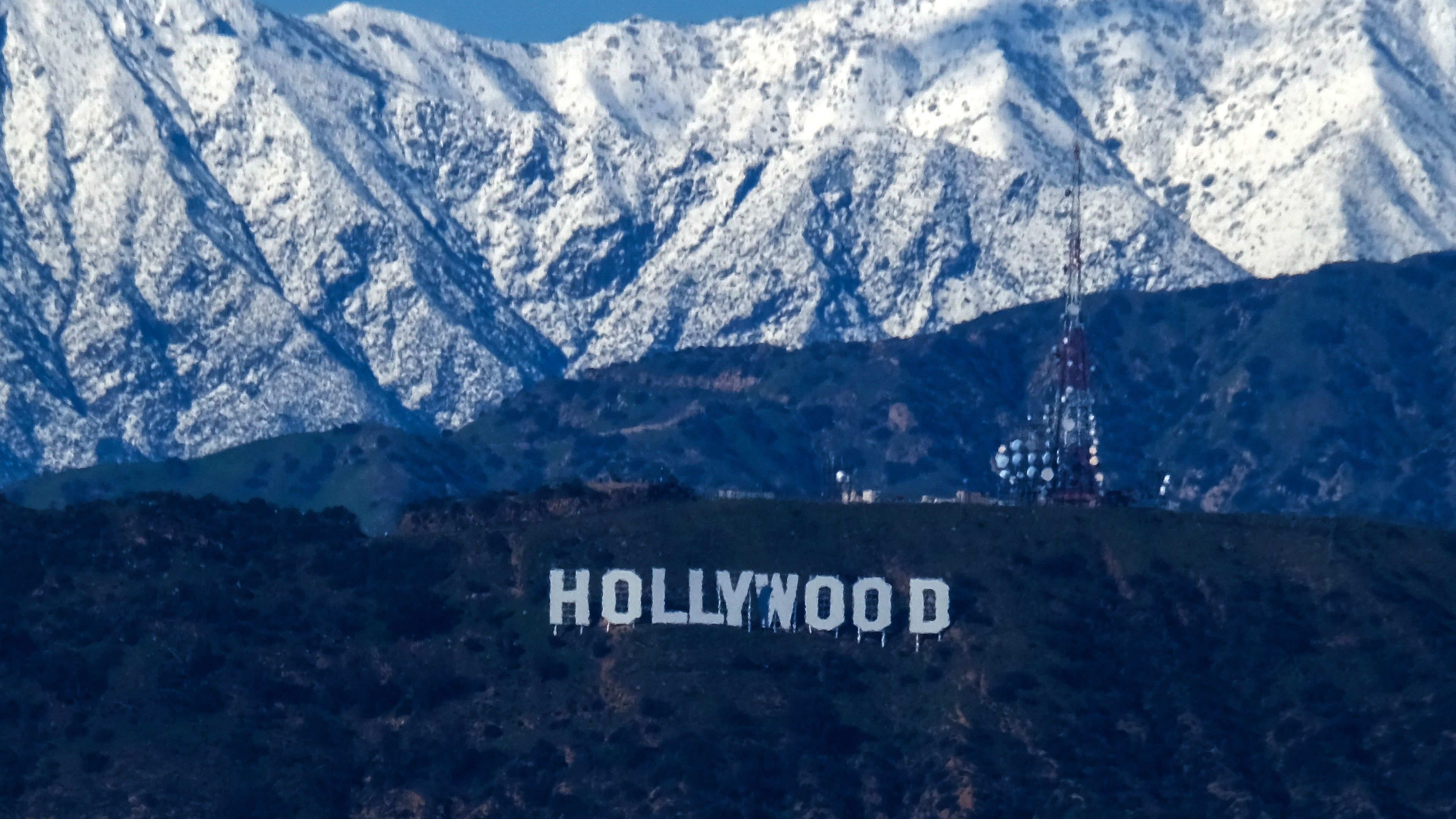 Ein seltener Schneesturm in Südkalifornien suchte auch Los Angeles (USA) heim. Sogar die San-Gabriel-Berge hinter dem berühmten Hollywood-Schild sind mit Schnee bedeckt. Wegen schwerer Winterstürme hat Kaliforniens Gouverneur Newsom für 13 Bezirke des US-Bundesstaats den Notstand ausgerufen. 
