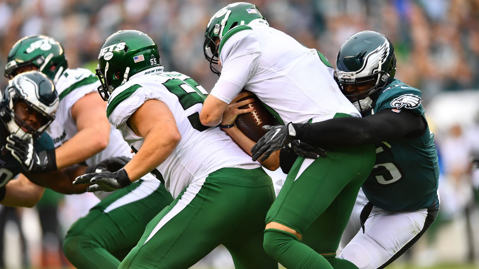 
                <strong>Verlierer: Offensive Line der New York Jets </strong><br>
                Die Situation der New York Jets ist schwierig. Starting-Quarterback Sam Darnold ist an Pfeifferschem Drüsenfieber erkrankt, Backup Trevor Siemian schwer verletzt. Wenn dann ein mittelmäßig begabter Quarterback wie Luke Falk die Kohlen aus dem Feuer holen soll, müsste zumindest die Offensive Line funktionieren und dem jungen Spielmacher etwas Zeit verschaffen - tut sie aber nicht. Bei der 6:31-Niederlage gegen die Philadelphia Eagles ließ sie zehn Sacks zu. So bleibt der erste Saisonsieg der Jets in weiter Ferne.
              