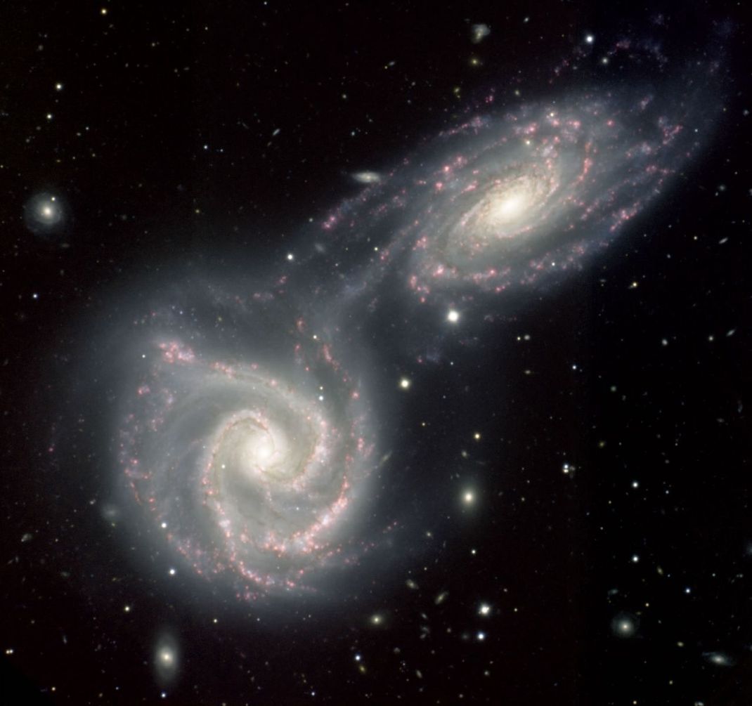 Im Universum stoßen Galaxien ständig zusammen. Da die Räume zwischen ihren Sternen so groß sind, kollidieren diese selbst aber nur sehr selten miteinander. Am Ende verschmelzen die Galaxien regelrecht.