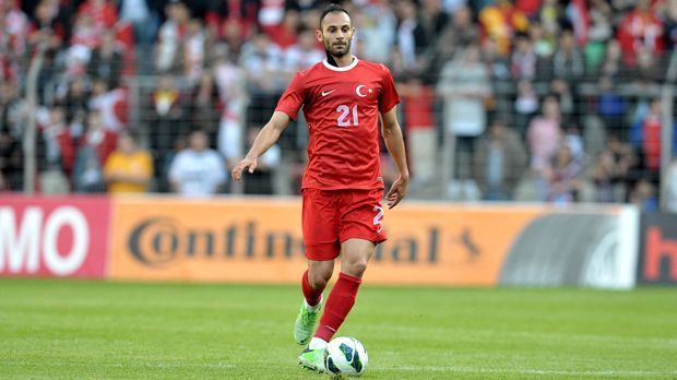 
                <strong>Ömer Toprak</strong><br>
                Ömer Toprak: Ömer Toprak wurde mit zwölf Jahren vom FV Ravensburg entdeckt, wechselte später zur U17 von Freiburg. Unter Horst Hrubesch spielte Toprak bei der U19-Europameisterschaft 2008 für Deutschland. Seit 2011 ist er fester Bestandteil der türkischen A-Nationalmannschaft.
              