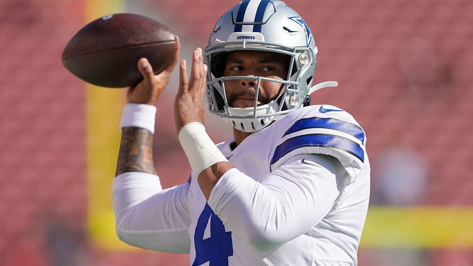 
                <strong>Dak Prescott (Dallas Cowboys)</strong><br>
                "Das Geld, das wir Dak angeboten haben, würde ihn zu einem der fünf bestbezahlten Quarterbacks in der NFL machen. So sehen wir ihn. Er ist einer der Besten", sagte Cowboys-Vizepräsident Stephen Jones, Sohn des Besitzers Jerry Jones. Dak Prescott und die Dallas Cowboys sind sich noch nicht einig über einen neuen Vertrag. Klar ist: Der 26-Jährige wird deutlich mehr verdienen als mit seinem Rookie-Vertrag. Der Viertrunden-Pick sammelte in vier Spielzeiten knapp fünf Millionen Dollar - vergleichsweise sehr wenig für einen Starting-Quarterback.
              