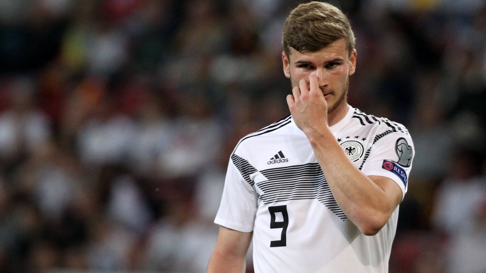 
                <strong>Verlierer: Timo Werner</strong><br>
                Länderspiele gegen vermeintlich schwächere Nationen bieten für einen Stürmer eine gute Gelegenheit, das Tore-Konto aufzubessern und sich Selbstvertrauen zu holen. Umso größer dürfte bei Timo Werner die Enttäuschung darüber gewesen sein, gegen Weißrussland gar nicht gespielt zu haben und gegen Estland lediglich 24 Minuten - auch wenn ihm da zumindest noch ein Tor gelang. Bundestrainer Löw und Sorg planen in der Offensive derzeit lieber mit Serge Gnabry, Leroy Sane und Marco Reus. Droht Werner dahinter lediglich die Rolle des Jokers?
              