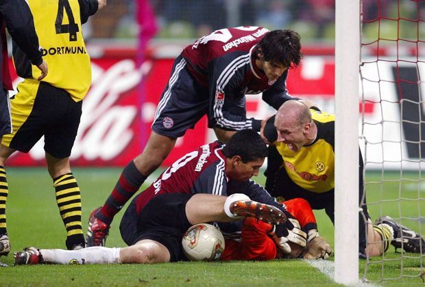 
                <strong>Bundesliga 02/03</strong><br>
                Die beiden Rivalen werden wohl keine Freunde mehr. Elber rauscht in Lehmann und wird von Jan Koller zurechtgestutzt. Beide Dortmunder sollten noch eine wichtige Rolle spielen ...
              