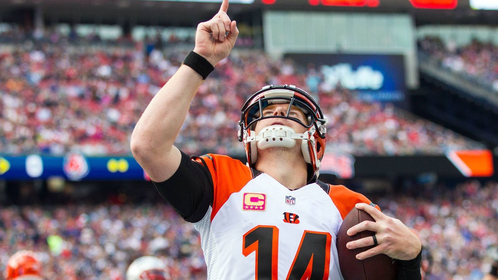 
                <strong>New England Patriots</strong><br>
                Nach der Trennung ploppte das Gerücht sofort (wieder) auf: Geht Dalton zu Bill Belichick und den Patriots? Nach dem Wechsel von Tom Brady stehen Jarrett Stidham, Brian Hoyer und die beiden Undrafted Free Agents Brian Lewerke und J'Mar Smith im Kader. So wirklich zufrieden ist damit niemand. Ist Stidham in seinem zweiten Jahr reiuf für den Starter-Job? Dalton wäre ein solider und vor allem erfahrener Starter und sehr wahrscheinlich auch günstig, er kennt im Gegensatz zu Stidham und Hoyer aber die Offense nicht. Und der Mann für die Zukunft ist er auch nicht.
              