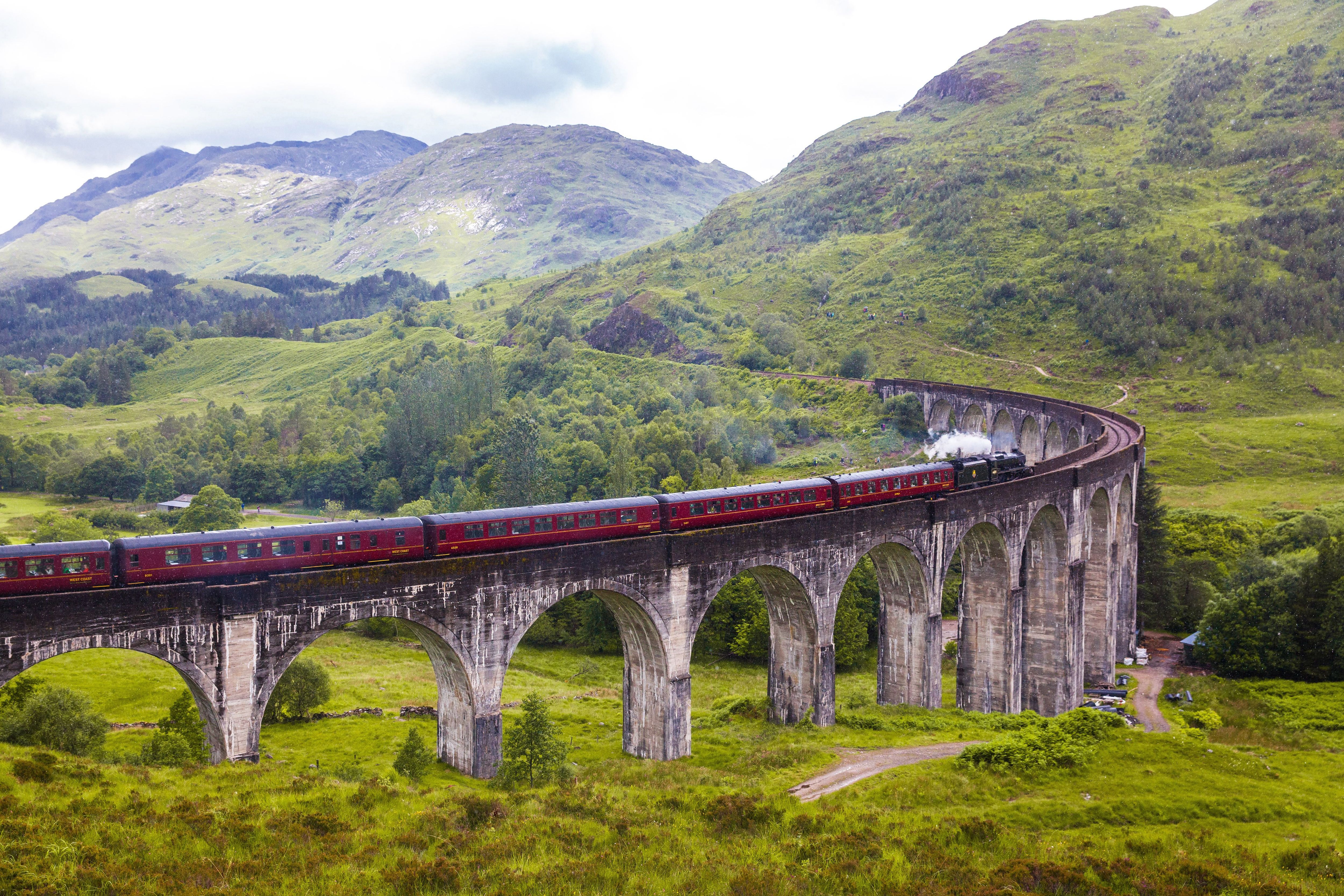 Die West Highlands Line führt vom schottischen Glasgow durch die Highlands ans Meer.