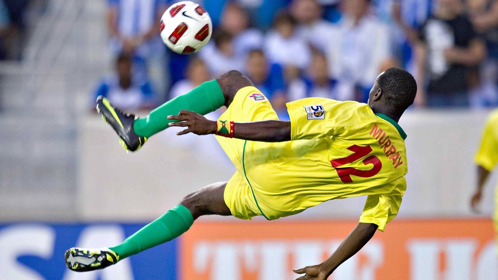 
                <strong>Golden Goal Experiment</strong><br>
                ... Puerto Rico gewann erst 1:0 gegen Barbados, wenig später unterlag das Team mit 0:1 gegen Grenada - allerdings diesmal durch ein Golden Goal. Somit hatte Puerto Rico ein Torverhältnis von 1:2, Grenada von 2:0. Mit dieser Konstellation ging es ins alles entscheidende Duell zwischen Barbados und Grenada. Barbados konnte noch Erster werden, wenn es mit zwei Toren Unterschied siegt, Grenada reichte eine knappe Niederlage zum Weiterkommen ...
              