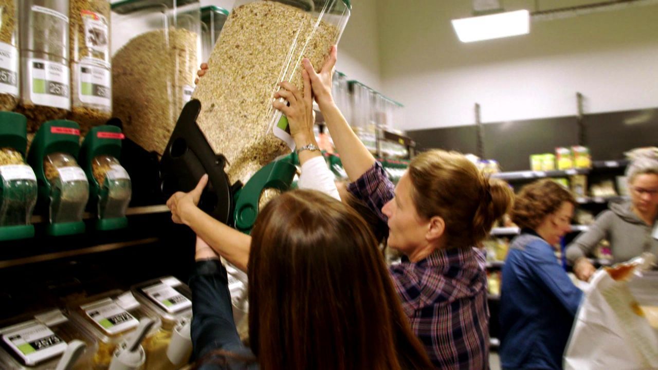 Käse verpacken, Regale auffüllen, kassieren - wer im Mitmach-Supermarkt in Paris mitarbeitet, kann dafür günstig einkaufen. Auch in anderen Städten gibt es inzwischen genossenschaftlich organisierte Supermärkte. 