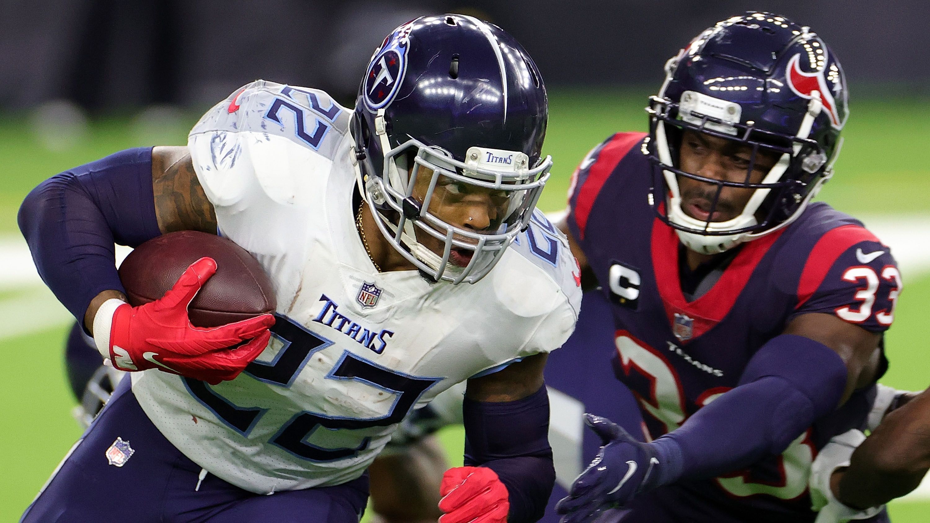 
                <strong>Gewinner: Derrick Henry und seine historische Leistung</strong><br>
                Mitten im Kampf um die Playoffs war die Rekordjagd von Derrick Henry in der Woche nur Nebensache. Der Running Back der Tennessee Titans brauchte vor dem Duell bei den Houston Texans noch 223 Yards um die historische Schallmauer von 2000 Rushing Yards in einer Saison zu durchbrechen. Eine Menge Holz. Doch was macht Henry? Der 27-Jährige legte 250 Yards auf den Rasen und knackte somit als erst achter Spieler der NFL-Geschichte die 2000er-Marke. Zudem führte er sein Team mit zwei Touchdowns zum Titel in der AFC South und damit in die Playoffs.
              