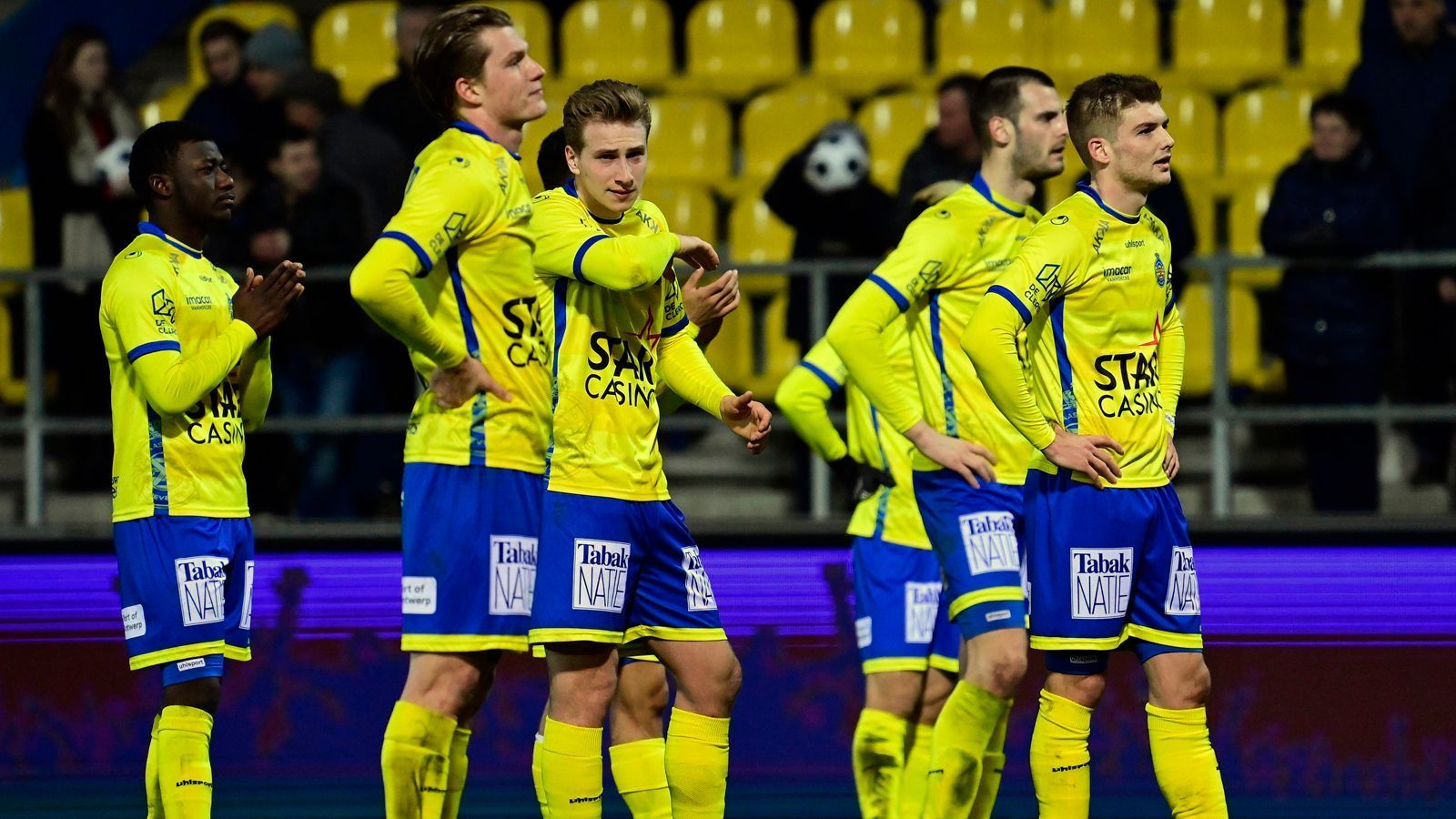 
                <strong>Waasland-Beveren (Jupiler Pro League/Belgien)</strong><br>
                In Belgien wurde die Saison aufgrund der Corona-Pandemie ebenfalls einen Spieltag vor dem eigentlichen Ende der Spielzeit abgebrochen. Daraufhin hoffte Schlusslicht Waasland-Beveren auf einen juristischen Erfolg im Kampf gegen den Abstieg auf dem Grünen Tisch - letztlich aber vergebens. Anfang Juli urteilte die Wettbewerbsbehörde (BMA), dass beim Abstieg des flämischen Vereins alle Regeln durch die Liga eingehalten wurden.
              