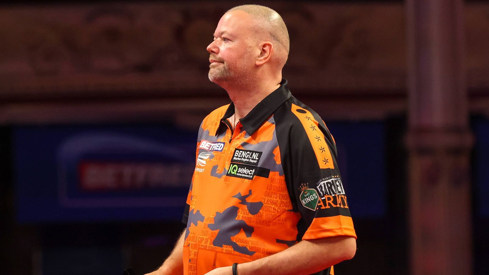 <strong>Raymond van Barneveld</strong><br>Der Niederländer, der in London lebt, drückt ADO Den Haag die Daumen. Der Verein spielt aktuell um den Aufstieg in die 1. Liga. Gebürtig kommt der 56-Jährige ebenfalls aus der Stadt an der Nordsee.&nbsp;