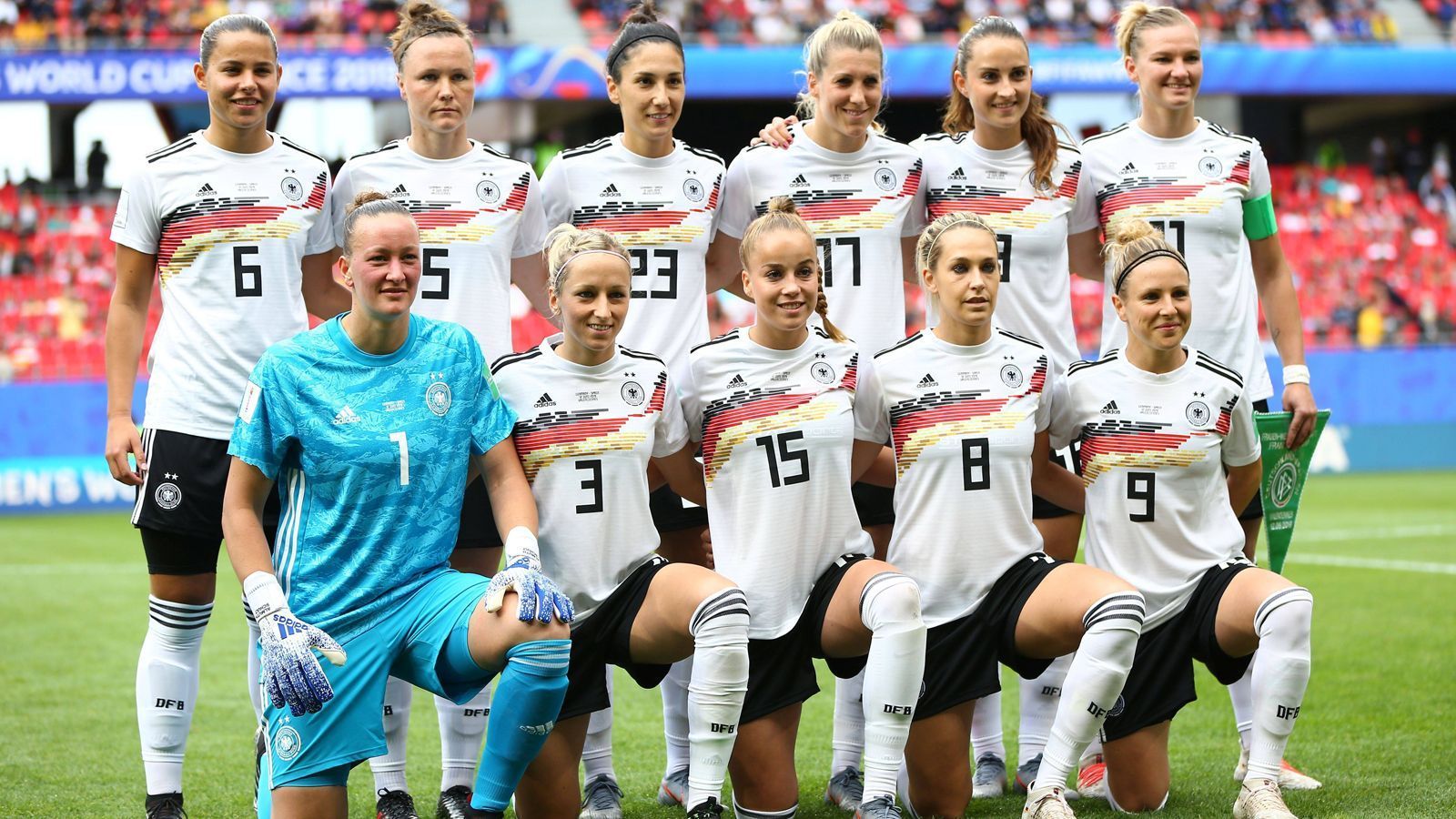 
                <strong>Vergleich: Prämien bei der Frauen-Weltmeisterschaft </strong><br>
                Die Frauen-Nationalmannschaft kann bei der derzeit laufenden Weltmeisterschaft deutlich höhere Prämien kassieren als die U21. Für den Titelgewinn gäbe es pro Spielerin 75.000 Euro. Für Platz 2 werden 40.000 Euro, für den dritten Platz 30.000 Euro und für den vierten Platz 25.000 Euro ausbezahlt. Für das Erreichen des Viertelfinals gäbe es 10.000 Euro.Gelingt die Qualifikation für Olympia 2020, wofür Deutschland unter den besten drei Nationen Europas landen müsste, kämen noch einmal 10.000 Euro hinzu.
              