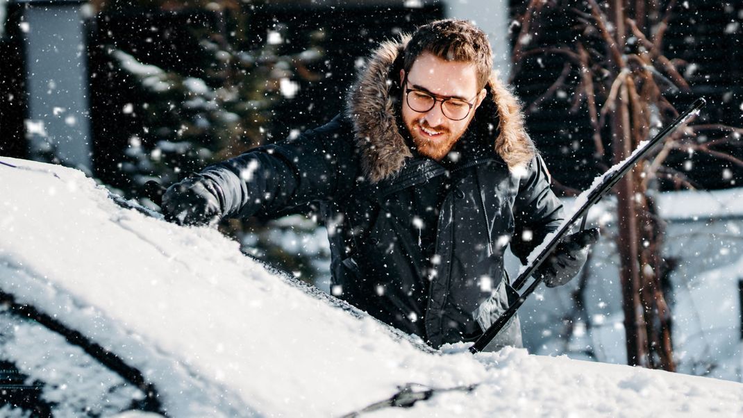 Um sich das Eiskratzen der Autoscheiben im Winter zu erleichtern, sollte auf einen laufenden Motor im Stand verzichtet werden - Umwelt und Fahrzeug werden es danken. (Symbolbild)