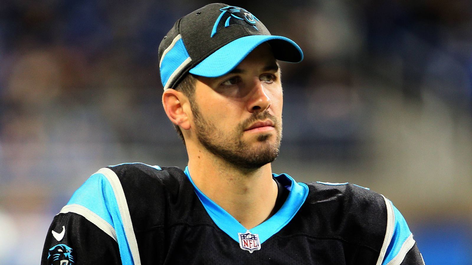 
                <strong>Verlierer: Graham Gano</strong><br>
                Allerdings haben nicht alle Kicker das Glück, ihr Team zum Sieg zu schießen. Bei Graham Gano von den Carolina Panthers läuft es genau andersherum. Er verkickt gegen die Detroit Lions ein Field Goal und einen Extra-Punkt. Auch ein Grund, warum die Panthers nach dem letzten Touchdown gar keinen Extra-Punkt mehr versuchen, sondern auf zwei Punkte gehen. Allerdings ohne Erfolg. Die Panthers verlieren - und Gano schaut "dumm aus der Wäsche".
              