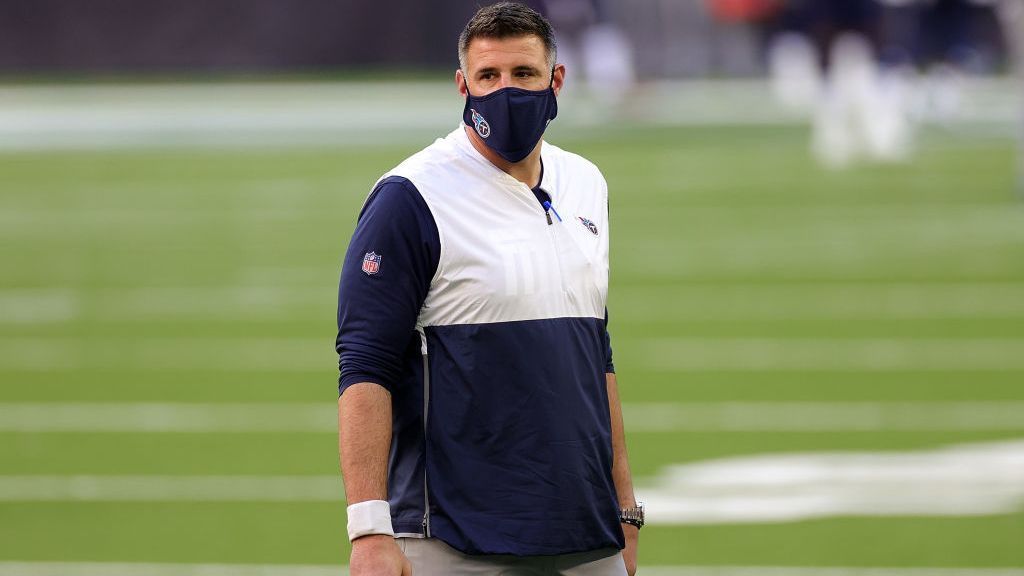 
                <strong>Verlierer: Mike Vrabel</strong><br>
                "Ich würde mir meinen Penis für einen Super-Bowl-Sieg abschneiden", sagte Mike Vrabel vor den Playoffs im Jahr 2020 in martialischer Art. Ein Jahr später muss der Head Coach der Tennessee Titans keineswegs um sein bestes Stück bangen. Vrabel ließ seine Mannschaft uninspiriert und wenig kreativ spielen. Beispielhaft: Im Schlussviertel punteten die Gastgeber beim Stand von 13:17 von der 40-Yard-Linie der Ravens beim vierten Versuch und zwei. Entscheidet so ein Coach in den Playoffs, der sein Gemächt für die Vince-Lombardi-Trophy eintauschen würde?
              