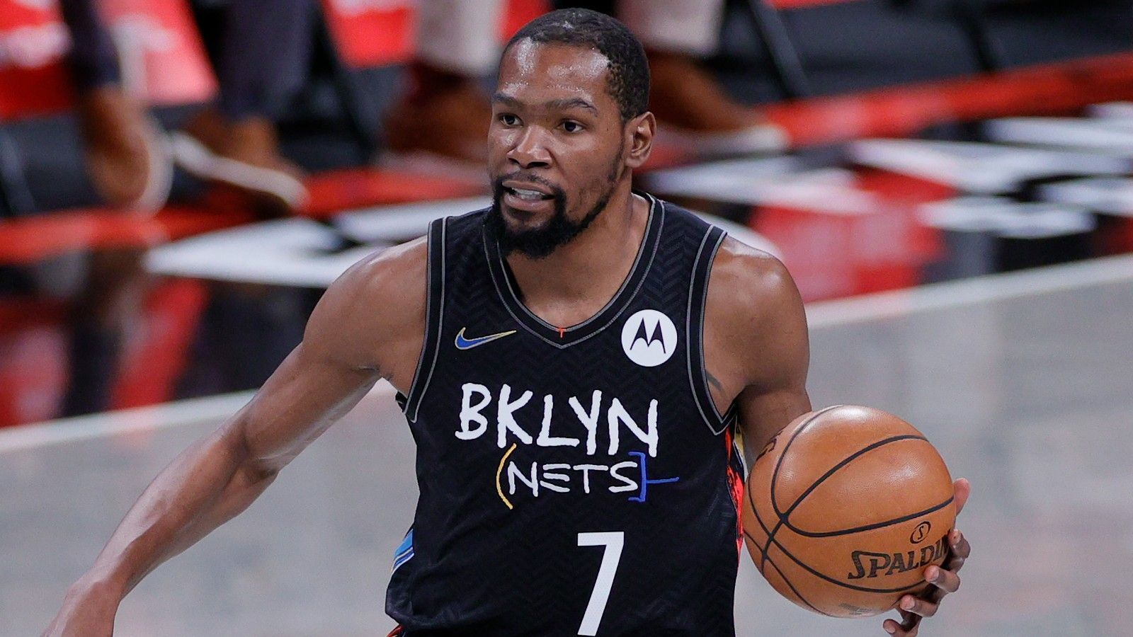 
                <strong>Kevin Durant</strong><br>
                Erfolg auf ganzer Linie für Kevin Durant. Die US-Basketballer hat der NBA-Superstar gerade erst zum Olympiasieg in Tokio geführt, doch auch auf Vereinsebene läuft es. So binden ihn die Brooklyn Nets für vier weitere Jahre an sich. Der 32-Jährige unterschreibt bis 2026 und bekommt dafür 198 Millionen US-Dollar.
              