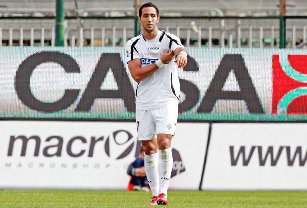 
                <strong>Mehdi Benatia</strong><br>
                Nach den Stationen FC Lorient und Clermont Foot wagt sich der Marokkaner im Alter von 23 Jahren nach Italien. Im Sommer 2010 sichert sich Udinese Calcio die Dienste des Innenverteidigers.
              