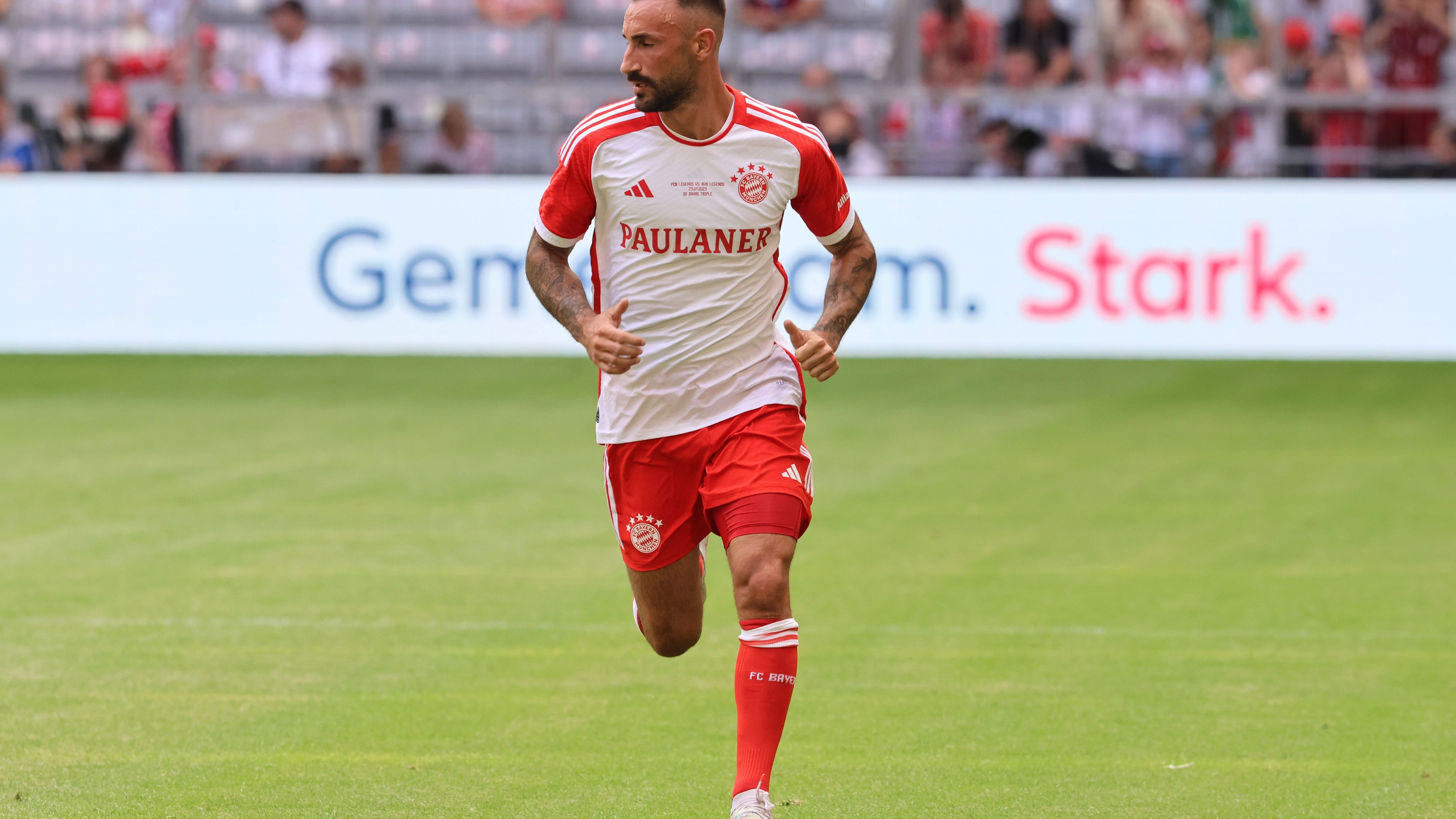 <strong>Diego Contento <br></strong> Diego Contento gewann im Jahre 2013 mit dem FC Bayern München die Champions League, spielte später in Frankreich für den FC Girondins Bordeaux, danach für Fortuna Düsseldorf und abschließend in der Saison 2020/2021 für den SV Sandhausen. Nun setzt der 33-Jährige seine Karriere beim FC Aschheim fort.