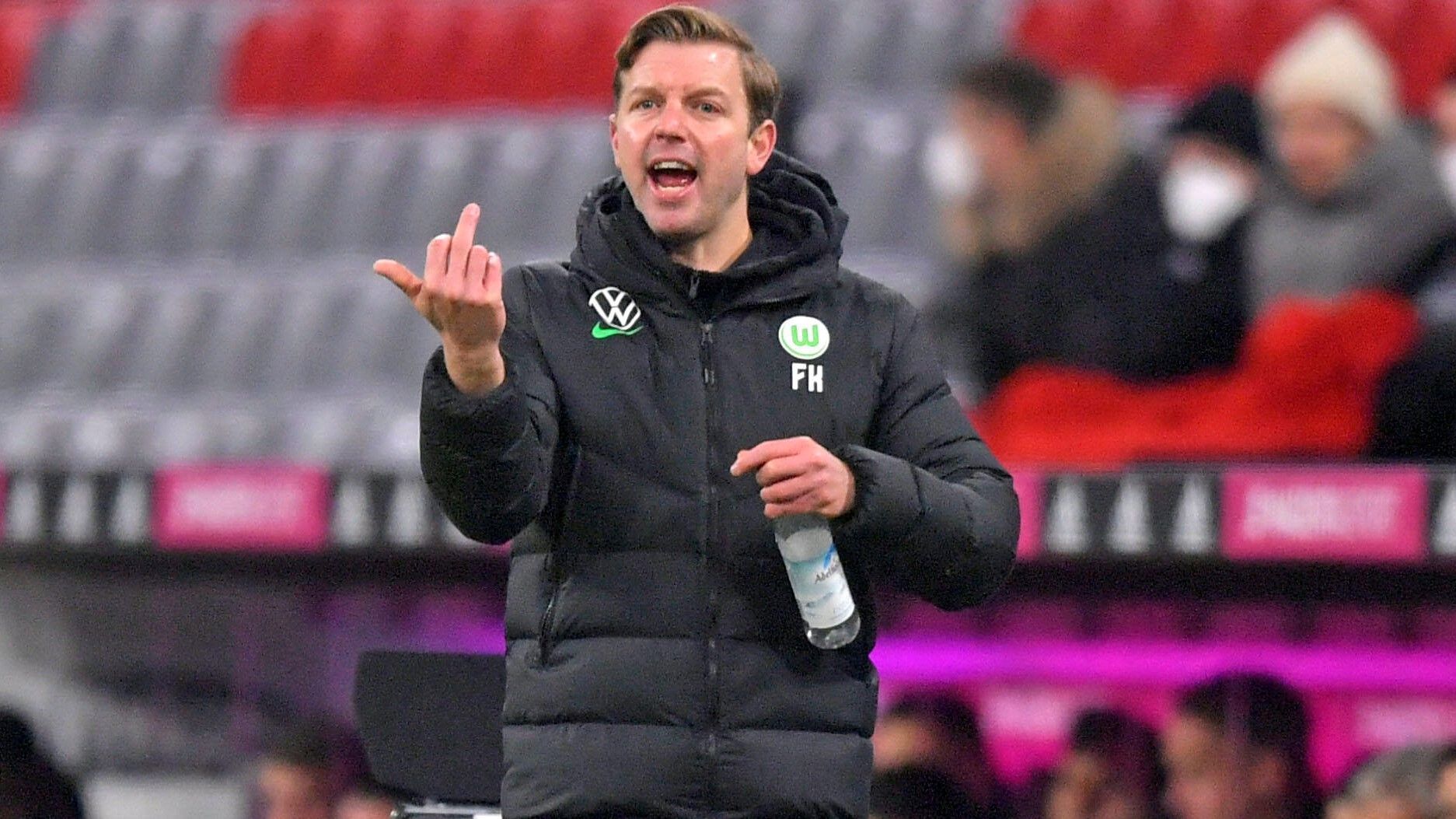 
                <strong>Florian Kohfeldt (VfL Wolfsburg)</strong><br>
                Kurzer Blick nach Wolfsburg, zur alten Arbeitsstelle von Glasner. Dort hatte zu Saisonbeginn zwar kein Liga-interner Wechsel stattgefunden, dafür aber der Bundesliga-erfahrene Mark van Bommel angeheuert. Der Niederländer begeisterte zunächst mit seinem Streben nach Ballbesitz. Doch die Geduld, die für so eine Spielumstellung nötig ist, wollte Sportchef Jörg Schmadtke nicht aufbringen. Van Bommel musste gehen, als der VfL auf Platz neun lag. Florian Kohfeldt kam - und rutschte weiter ab. Aktuell Platz 13. Aus in der Champions League. Kohfeldt muss erst noch beweisen, dass er der Trainer sein kann, den viele in ihm in seiner Bremer Anfangszeit sahen. - Fazit: In Wolfsburg vermissen sie Glasner jetzt schon (außer Jörg Schmadtke). 
              