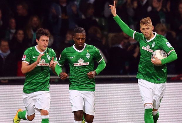 
                <strong>Werder Bremen - Hannover 96 3:2</strong><br>
                Nachdem Szabolcs Huszti die 96er in Führung bringt, kann Aaron Hunt (r.) für Werder ausgleichen. Nach zwei weiteren Toren durch Cédric Makiadi und Hiroki Sakai geht es mit einem 2:2 in die Kabinen
              