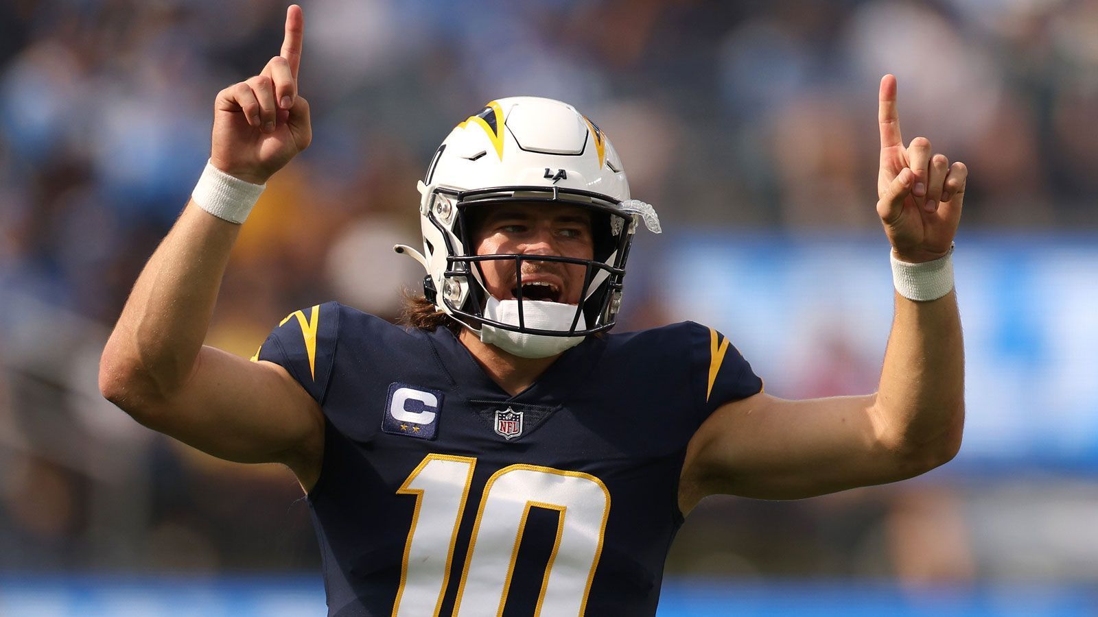 
                <strong>Justin Herbert: Statistiken in dieser Saison</strong><br>
                Einen persönlichen Saisonbestwert liefert Herbert nur bei Passversuchen (699 - vorher: 595 und 672) und Completions (477 - 396 und 443), mit seinen zehn Interceptions stellte er seinen Rekord aus der Rookie-Saison ein (2021 waren es 15). Hinsichtlich der Passing Yards ist es seine zweitbeste Spielzeit mit 4739 (5014 im Jahr 2021), 25 Passing Touchdowns (vorher: 31 und 38) sind dagegen ebenso sein schlechtester Wert wie die null Rushing Touchdowns (vorher: fünf und drei) und die 147 Rushing Yards (vorher: 234 und 302). Bei Fumbles kam er wie in seiner ersten Saison auf acht, 2021 unterlief ihm nur ein einziger.
              