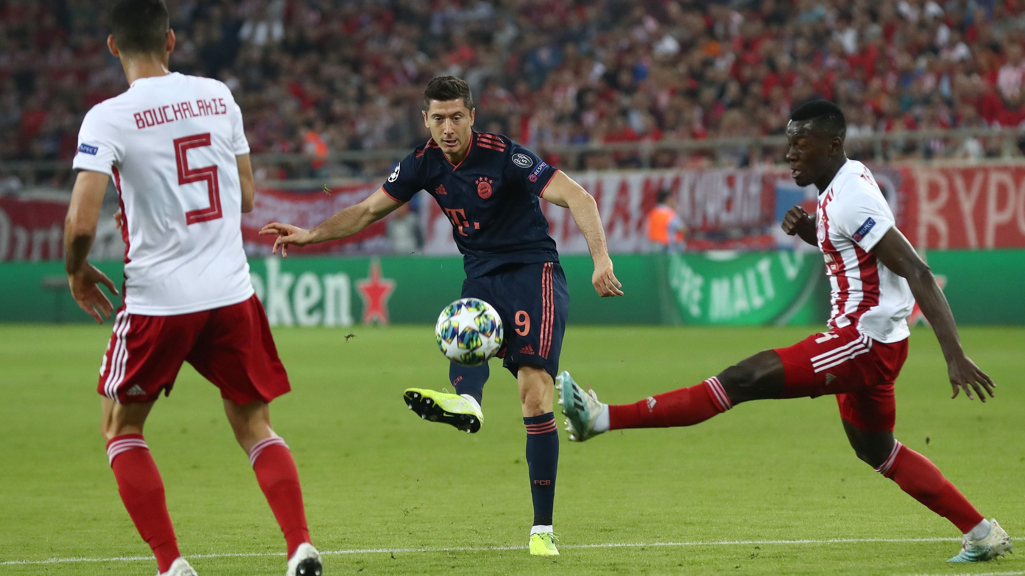 
                <strong>Robert Lewandowski</strong><br>
                Der Torjäger vom Dienst verzieht erst in aussichtsreicher Position. Dann beweist der Pole aber seinen unnachahmlichen Torriecher, als er nach Müllers Dropkick und Sas Parade per Abstauber einnetzt. Auch beim 2:1 nach einer Ecke steht er goldrichtig und verwandelt unkonventionell. ran-Note: 2
              