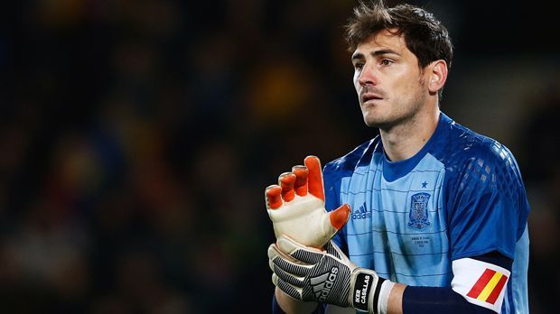 
                <strong>Spanien - Iker Casillas</strong><br>
                Spanien - Iker Casillas: Obwohl die Real-Ikone 2015 die Madrilenen verlassen musste, ist er in der Nationalmannschaft Spaniens wohl auch bei der EM wieder die Nummer eins. Der 35-Jährige spielt derzeit in Portugal beim FC Porto, dort lief es für ihn und sein Team aber nicht sonderlich gut. Der frühere Serienmeister wurde nur Dritter - nicht zuletzt, weil Casillas des Öfteren spielentscheidend patzte.
              