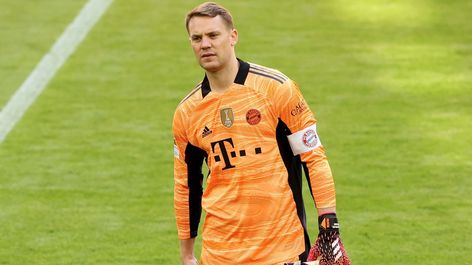 
                <strong>FC Bayern München: Manuel Neuer</strong><br>
                Bei Meister FC Bayern München bleibt alles beim Alten. Torhüter Manuel Neuer wird als Kapitän in die Saison 2021/22 gehen. "Manu ist ein herausragender Kapitän und er wird es auch bleiben", betonte der neue Bayern-Coach Julian Nagelsmann bereits bei seiner ersten Pressekonferenz an der Säbener Straße. 
              