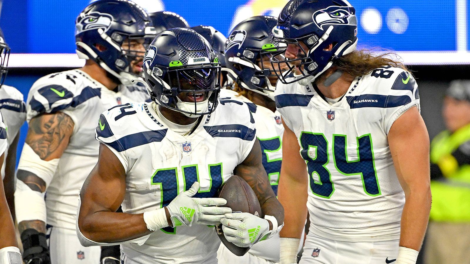 
                <strong>Seattle Seahawks (7-5)</strong><br>
                Die Seattle Seahawks sind eine der größten Überraschungen der NFL. Nachdem Russell Wilson die Franchise per Trade in Richtung Denver verließ, glaubten viele Experten an "dunkle" Jahre in Seattle. Quarterback Geno Smith nahm sich dies zu Herzen und strafte die Kritiker Lügen. Mit sieben Siegen und fünf Niederlagen befindet sich das Team weiter "in the hunt" und könnte in den kommenden Wochen von der Verletzung von 49ers-Quarterback Jimmy Garoppolo profitieren.
              