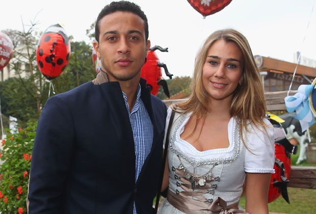 
                <strong>Thiago und Freundin Julia Vigas</strong><br>
                Bald zurück auf dem Platz und am Ball. Auf den Wiesen trainiert Thiago gemeinsam mit Freundin Julia und der Mannschaft bereits wieder mit der Maß.
              