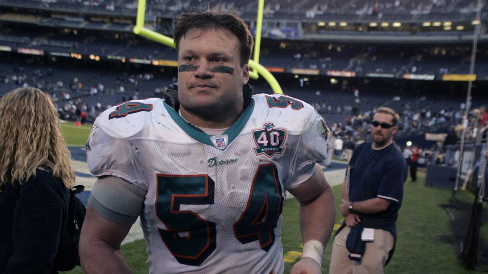 
                <strong>Zach Thomas (Miami Dolphins und Dallas Cowboys) - Inside Linebacker</strong><br>
                Thomas spielte 13 Jahre in der NFL, zwölf davon bei den Miami Dolphins, die ihn 1996 in der fünften Runde des Drafts auswählten. Direkt in seiner ersten Saison wurde der Linebacker als Defensive Rookie of the Year ausgezeichnet, siebenmal wurde er in den Pro Bowl gewählt. Zweimal führte Thomas die NFL in Tackles an, insgesamt kommt er in seiner Karriere auf mehr als 1.700 Tackles und 20,5 Sacks. Er ist Teil des All-Decade-Teams der 2000er und wurde 2015 in die College Football Hall of Fame gewählt, auf seine Aufnahme in die Pro Football Hall of Fame wartet Thomas seit seinem Karriereende im September 2009. 
              