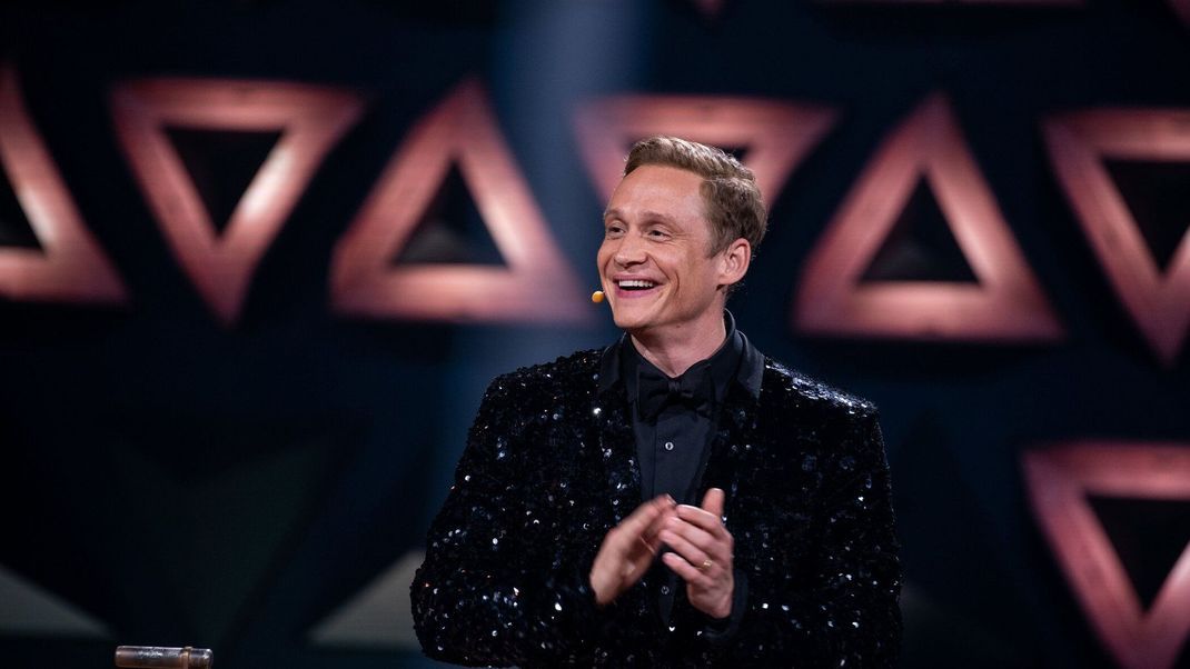 Show-Host Matthias Schweighöfer hat gut lachen, er moderiert auch die 5. Folge von "Wer stiehlt mir die Show?" 2023.