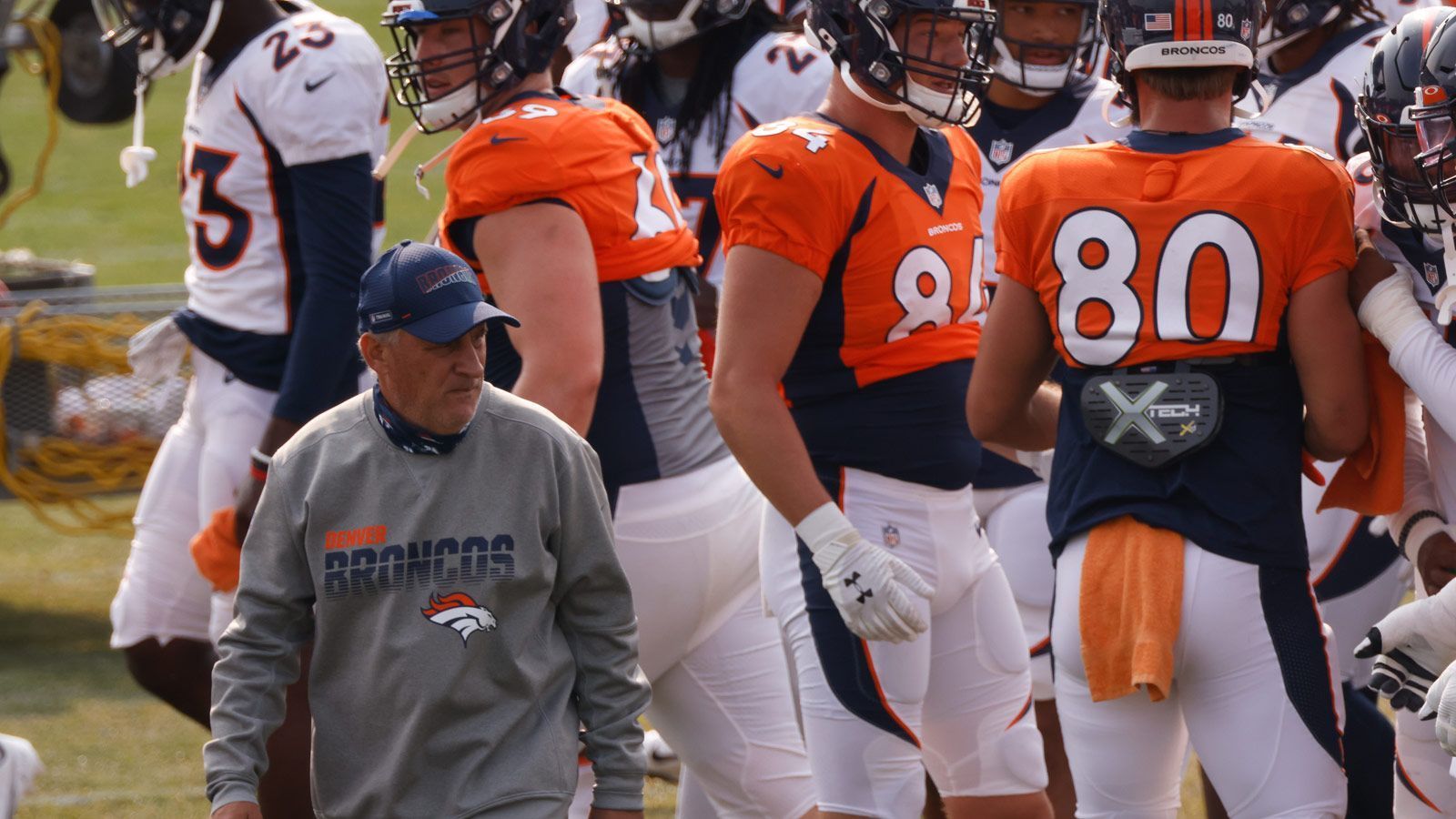 
                <strong>Denver Broncos</strong><br>
                Coach im Amt seit: 2019 (Vic Fangio) - Letzte Playoff-Teilnahme: 2015 - Teilnahmen bei Hard Knocks: 0 - 
              