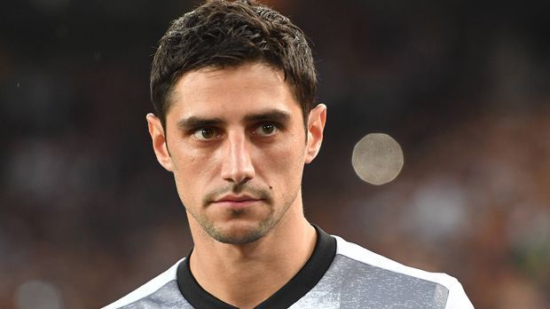 
                <strong>Gewinner: Lars Stindl</strong><br>
                Lars Stindl durfte auf seine "alten Tage" beim Confed Cup sein DFB-Debüt feiern. Mit nunmehr 29 Jahren hat er sich festgespielt, steht regelmäßig im Kader. War zuvor noch das Argument, es gebe zu viele Spieler auf seiner Position, hat Löw bei ihm wohl etwas gefunden, das andere nicht haben. Auch wenn viele Konkurrenten noch verletzt sind, Stindl hat Eindruck hinterlassen.
              