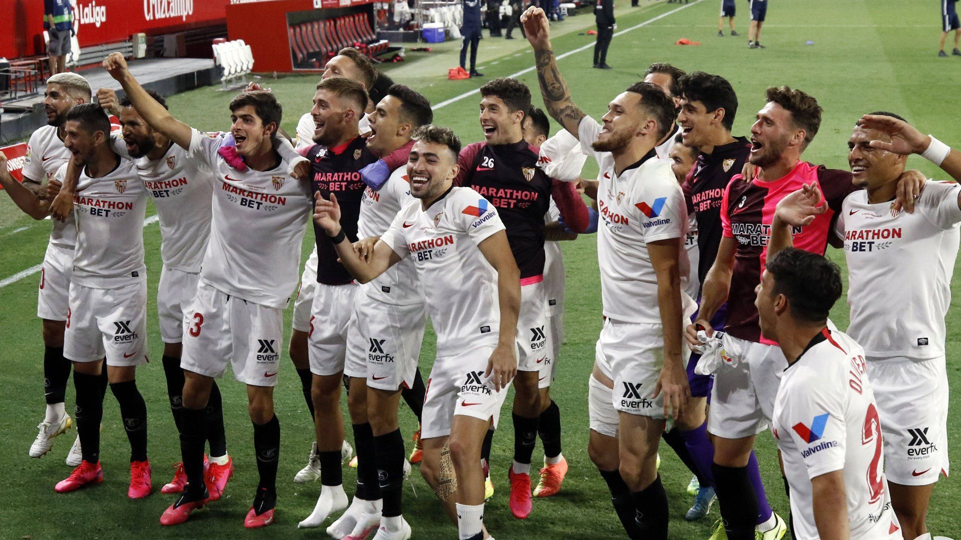 
                <strong>FC Sevilla (Spanien)</strong><br>
                Der fünfmalige Sieger der Europa League bzw. deren Vorgänger UEFA-Pokal sicherte sich als Vierter der Tabellen einen Platz in der Champions League.
              