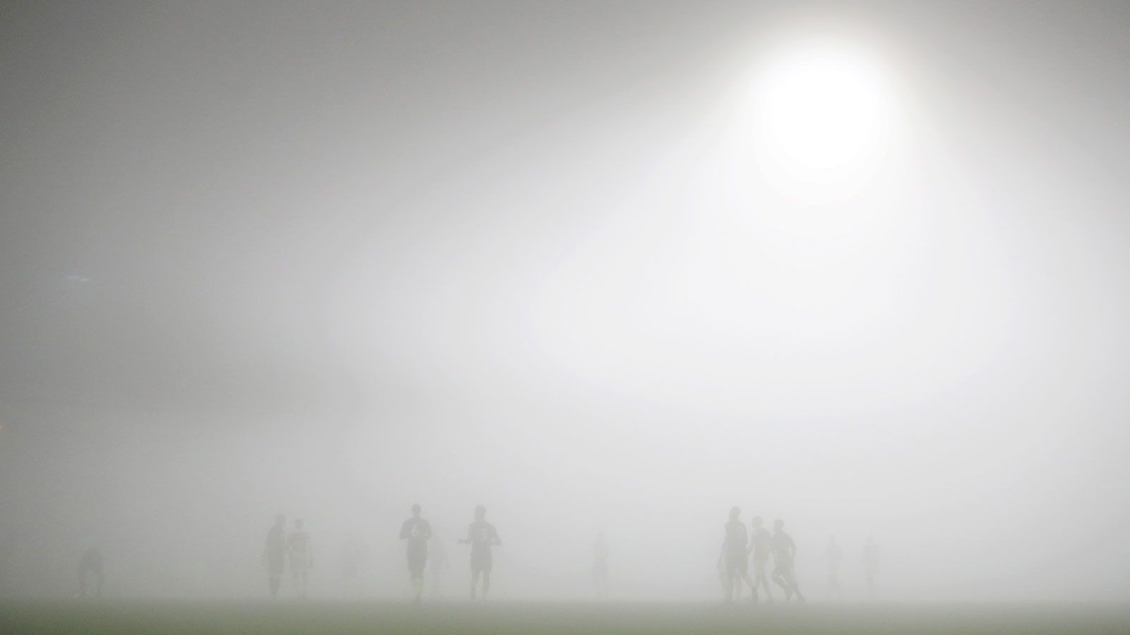 
                <strong>Derby im Nebel (1966)</strong><br>
                Gerd Henning hatte eine Taktik. "Immer, wenn der Ball in den Nebel geschossen wurde, bin ich hinterher gelaufen. Das war anstrengend, aber okay", berichtet der damalige Schiedsrichter. Denn im Stadion Rote Erde sehen selbst die Spieler kaum die Hand vor Augen. "Wir mussten uns gegenseitig über den Spielstand informieren", sagt Schalkes Klaus Fichtel. Die Antwort ist ernüchternd: Die Königsblauen verlieren 2:6, drei Tore erzielt Lothar Emmerich. Der sagt später: "Wenn wir etwas gesehen hätten, hätten wir noch höher gewonnen."
              