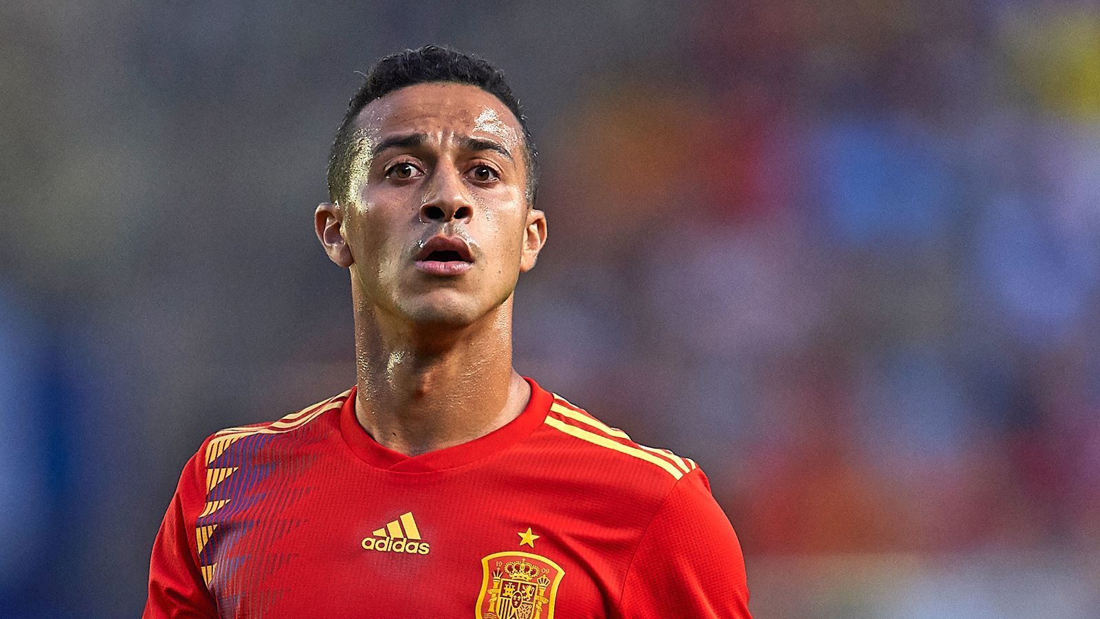 
                <strong>Thiago Alcantara (Spanien)</strong><br>
                Thiago Alcantara - Italien: Der Bayern-Star wurde 1991 in Italien geboren, da sein Vater Mazinho, der 1994 mit Brasilien die Weltmeisterschaft gewann, zu diesem Zeitpunkt bei US Lecce unter Vertrag stand. Sein Bruder Rafinha spielt für Brasilien. Thiago für Spanien. Bis zu seinem Wechsel nach Deutschland lebte er in Barcelona.
              