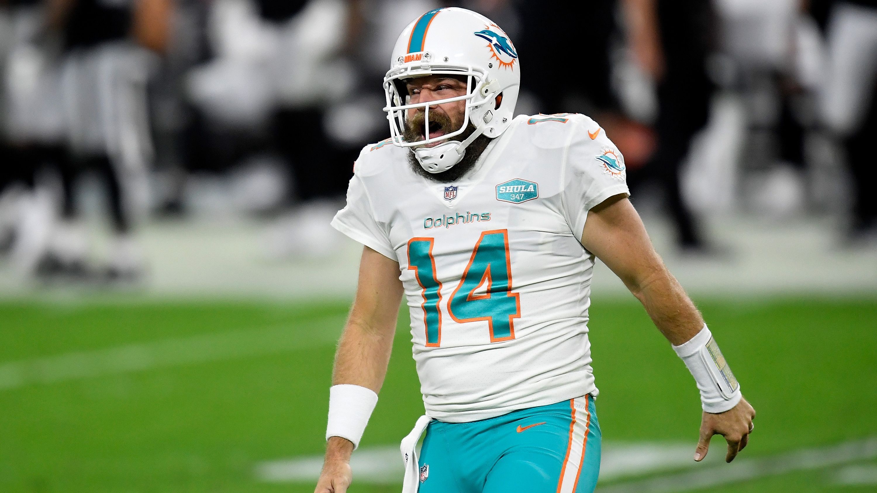 
                <strong>Ryan Fitzpatrick (Free Agent)</strong><br>
                Eine Option, die für die Bears kurzfristigen Erfolg bringen könnte, wäre die Verpflichtung von Ryan Fitzpatrick. Der 38-Jährige verlor in der vergangenen Saison seinen Starter-Posten bei den Miami Dolphins an Rookie Tua Tagovailoa. Auch im hohen Quarterback-Alter besticht Fitzpatrick durch konstante Leistungen und ist weiterhin für den ein oder anderen "Magic Moment" gut. Fitzpatrick verzeichnete in der vergangenen Saison 68,5 Prozent angekommene Pässe für 2.091 Yards, 13 Touchdowns, 8 Interceptions und ein Quarterback-Rating von 95,6. Zudem kann er als großartiger Mentor für junge Signal-Caller fungieren. Nach Ablauf seines Zweijahres-Vertrages (insgesamt 11 Mio. Dollar) bei den Miami Dolphins könnte Fitzpatrick als Free Agent verpflichtet werden und würde auch preislich kein großes Risiko darstellen. Fraglich ist jedoch, ob der Routinier noch mobil genug ist für die Bootleg-lastige Offense der Bears (Spielzüge, in denen der Quarterback mit dem Ball in Richtung einer der beiden Seitenlinien hinter der Line of Scrimmage läuft und dann den Ball an den Running Back übergibt, oder die Übergabe antäuscht).
              