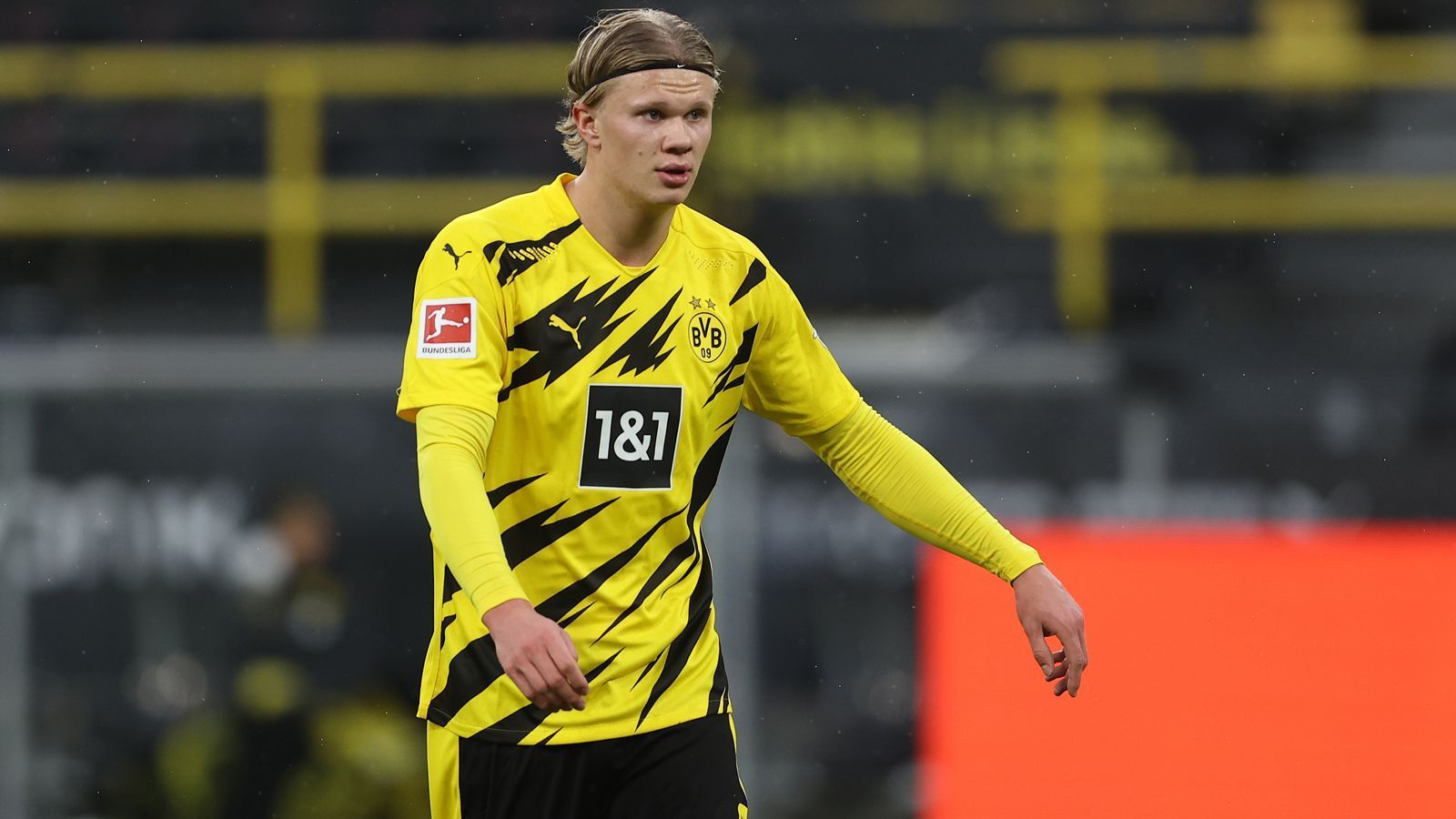 
                <strong>Nachfolge-Kandidat Erling Haaland (Borussia Dortmund) </strong><br>
                Der dritte, angebliche Kandidat bei Manchester City ist Dortmunds Erling Haaland. Der Norweger soll zwar erst für 2022 eine vertraglich festgeschriebene Ablösesumme von 75 Millionen Euro haben, doch durch das üppige Transferbudget von 225 Millionen Euro hoffen die Engländer dem Bericht nach darauf, durch einige Millionen obendrauf dem BVB einen früheren Verkauf Haalands schmackhaft machen zu können. Für Haaland wäre ein Transfer zu ManCity eine emotionale Angelegenheit, schließlich spielte sein Vater Alf-Inge von 2000 bis 2003 bereits für den Premier-League-Klub. Wie Lukaku und Nunez, so wäre auch Haaland mit einer Größe von 1,94 Metern deutlich robuster und eigentlich ein komplett anderer Stürmertyp als der nur 1,73 Meter kleine Agüero. Haalands bislang unfassbare Bilanz in Dortmund: 35 Pflichtspiele, 35 Tore. 
              