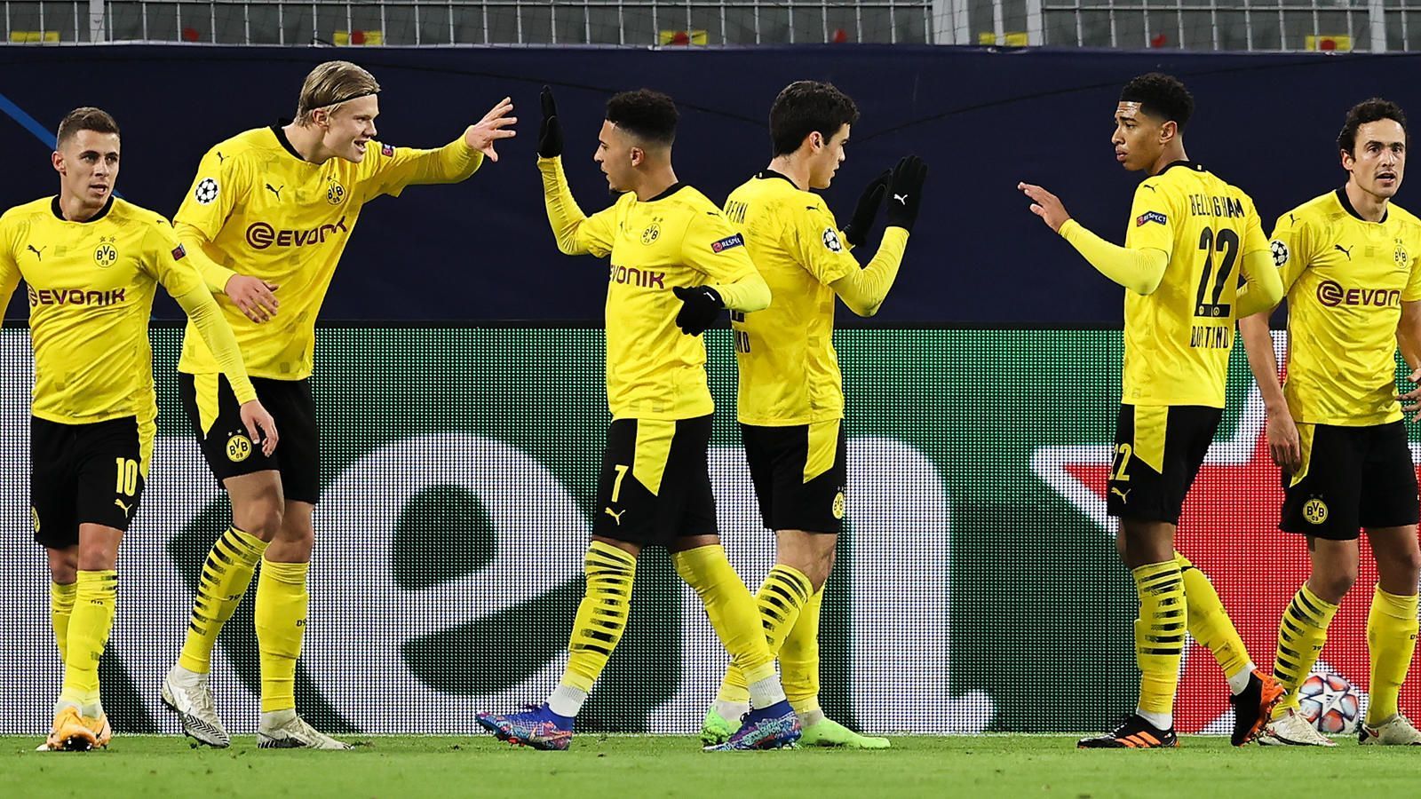 
                <strong>3:0 gegen Brügge: So gut spielten die Stars von Borussia Dortmund</strong><br>
                Borussia Dortmund hat im Champions-League-Heimspiel gegen Club Brügge wenig Mühe und gewinnt mit 3:0. Der Einzug in die K.O.-Phase ist dem BVB somit kaum noch zu nehmen. ran.de bewertet die Leistungen der BVB-Profis.
              