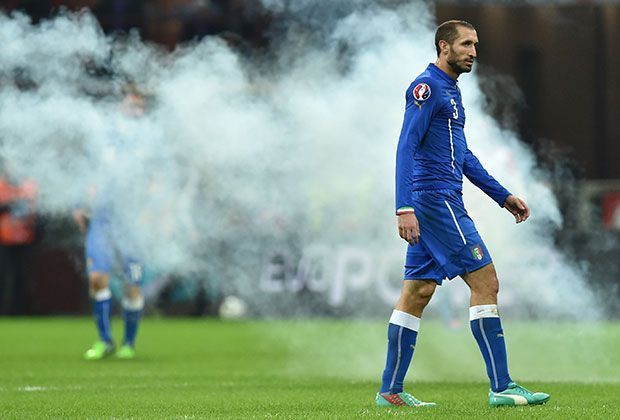 
                <strong>Italien gegen Kroatien - Ausschreitungen beim Länderspiel</strong><br>
                Beim Spiel Italien gegen Kroatien knallte es und zwar nicht bei einem Foulspiel oder Tackle, sondern neben dem Platz.
              