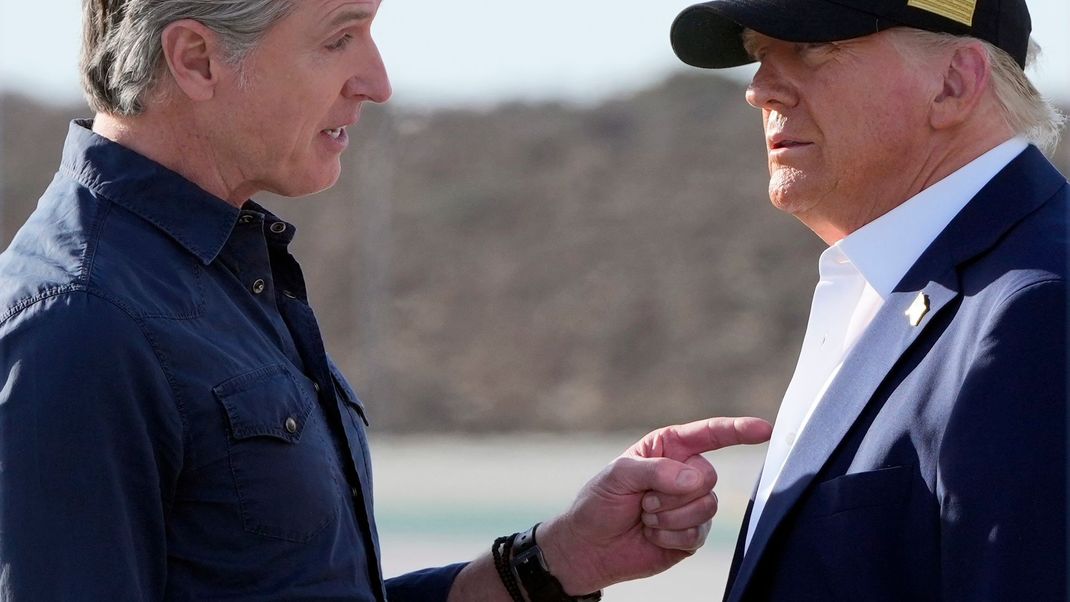 Kaliforniens Gouverneur Gavin Newsom (l) ist ein profilierter Gegner Donald Trumps. (Archivbild)