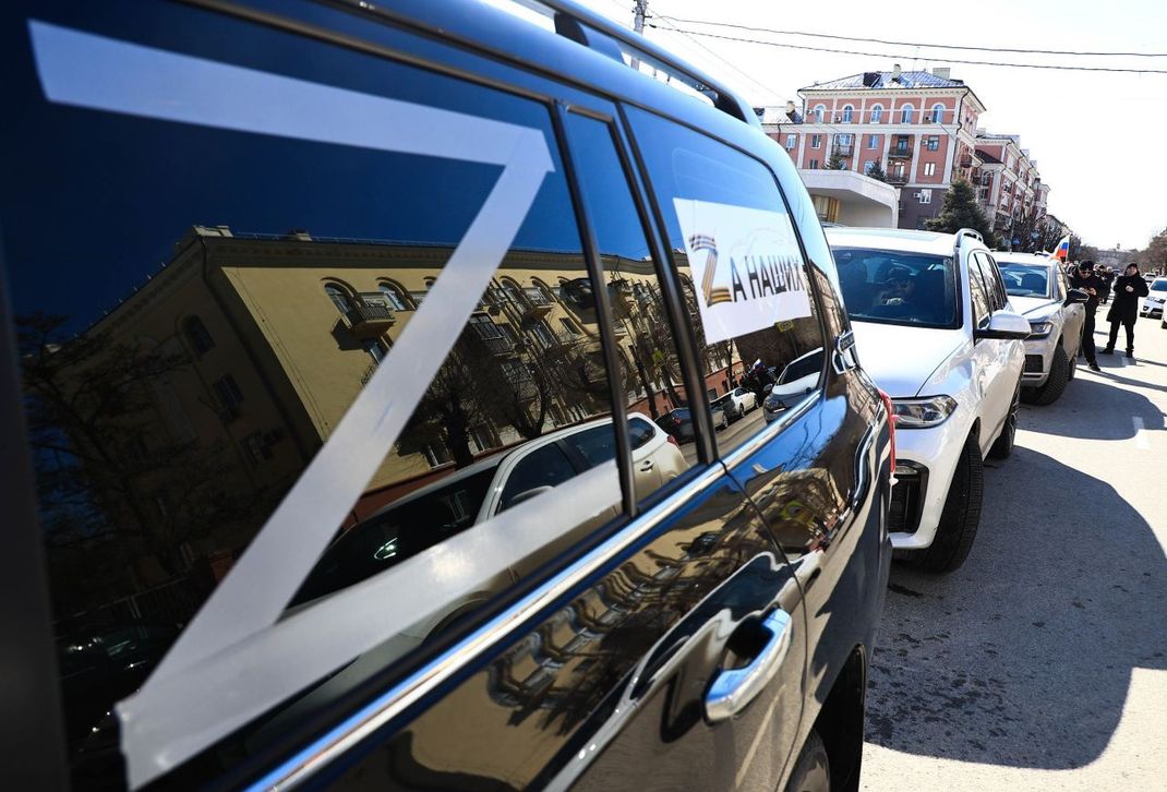 Die russische Staatsagentur TASS veröffentlichte auch dieses Bild von einem Auto im russischen Wolgograd mit Z-Symbol und dem Schriftzug "Für die Unsrigen".